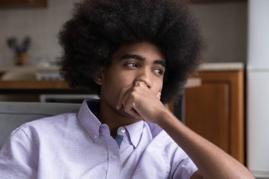 Düşünceli Afrikalı 18 'li yaşlardaki genç adam evde tek başına oturur, derin düşünceler ve derin düşüncelere dalıp hayat endişeleri ya da karşılıksız aşk üzerine düşünür. Gençlik ilişkileri sorunları, ayrılık, endişe konsepti