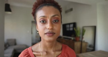 Güzel gülümseyen Afrikalı kadının kameraya bakarken yüzünü kapat birleşik parmaklarla aşkın sembolünü göster şefkatini ve samimi duygularını paylaş. Sağlık, sağlık, diş sağlığı hizmetleri.