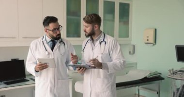 İspanyol doktor elinde tablet ile tedavi seçeneklerini, hasta durumunu Avrupalı stajyer veya meslektaşlarına görüş ve beceriler sunuyor. Takım çalışması, akıl hocalığı, bilgi ve deneyim paylaşımı, sağlık hizmetleri