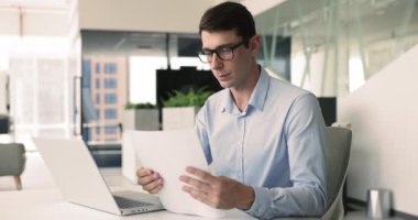 Hüsrana uğramış bir adam masasında oturup, kötü haberlerle dolu kağıt tebligatı tutuyor. Potansiyel mali kayıplara yol açan projenin başarısızlığını, şirket işten çıkarmalarını, iflasını ya da mahkeme celbini okuyor.