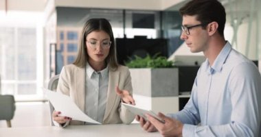 Kadın yönetici, sözleşmenin detaylarını müşteriye açıklar, karlı ticari anlaşmaları kapamak, el sıkışmak, resmi toplantıları tamamlamak, müzakereleri başarıyla tamamlamak. Ortaklık, anlaşma sonuçlandı.