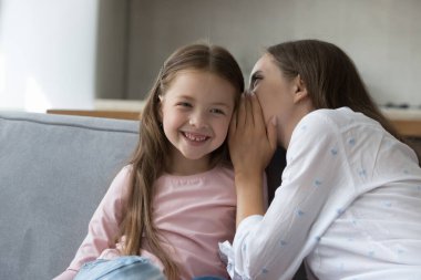 Mutlu anne kızların kulağına fısıldıyor, sırlarını neşeli çocukla paylaşıyor. Genç anne çocuğa komik bir hikaye anlatıyor, arkadaşlığın, güvenin, ailenin boş vakitlerinin, anneliğin tadını çıkarıyor, küçük kızımla eğleniyor.