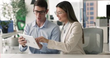 Müşteri ve satış müdürü ofiste tablet, sözleşme şartları, şirket hizmetleri veya ürün özellikleri, avantajlar, planlama pazarlama kampanyası ve stratejiyle bir araya geldi. Brifing, beyin fırtınası, ortak proje