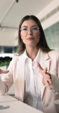 İş kadını ofisindeki kurumsal müşterilerle iletişim kurmak için video çağrı uygulaması kullanıyor. Web cam görüntüsü. Video çağrı etkinliği, planlar ve stratejiler, sanal iletişim, iş dünyasındaki teknoloji