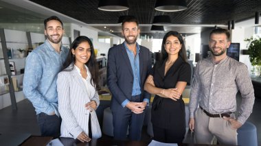 Çeşitli başarılı proje yöneticileri, kameraya gülümseyen, modern ofis çalışma sahasında grup çalışması profesyonel portresi için bir arada duran, takım çalışması ruhunu destekleyen mutlu ve başarılı genç proje yöneticileri. Pankart