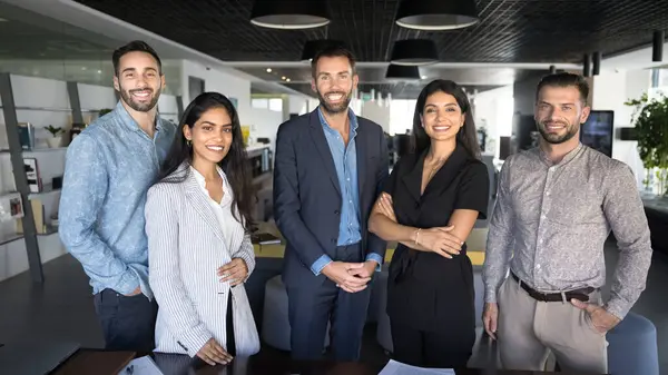 Çeşitli başarılı proje yöneticileri, kameraya gülümseyen, modern ofis çalışma sahasında grup çalışması profesyonel portresi için bir arada duran, takım çalışması ruhunu destekleyen mutlu ve başarılı genç proje yöneticileri. Pankart