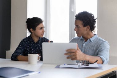 İki farklı takım çalışanı iş yerinde bilgisayar paylaşıyor, çevrimiçi proje üzerinde işbirliği yapıyor, online sunum izliyor, konuşuyor, çalışma masasında müzakere ediyor. İş iletişimi kavramı