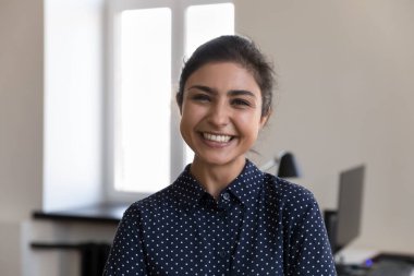 Mutlu, genç, güzel, Hintli ofis çalışanı kadın portresi. Güzel bir milenyum iş kadını, iş kadını, girişimci, yönetici kız kameraya bakıyor, gülümsüyor, gülüyor.