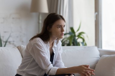 Endişeli genç kadın anksiyete bozukluğu, stres, depresyon, hayal kırıklığına uğramış, endişeli, kayıp, keder, duygusal travma, bağımlılık yaşıyor. Duygusal kriz konsepti