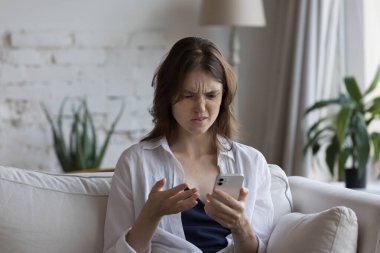 Kafası karışmış müşteri kızı evde akıllı telefon kullanıyor, mesaj okuyor, bildiriyor, tatmin olmuyor, internet uygulamasında sorun yaşıyor, İnternet 'te medya hizmeti, trafik sınırı