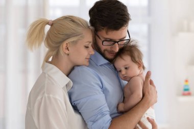 Barışçıl, genç, evli bir çift aile olmanın keyfini çıkarıyor. Birkaç ay kucağında bebek, birbirine yakın duruyor, kapalı gözlerle sarılıyorlar. Ebeveynlik, doğum, ilişki kavramı