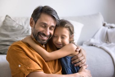 Barışçıl, sevecen, İspanyol bir baba ve evde gözleri kapalı kucaklaşan tatlı bir kız çocuğu. Şefkatle, şefkatle, sevgiyle, güvenle kucaklayan şefkatli baba.