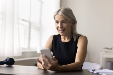 Evde çalışan yaşlı kadın çalışmasına hayret ediyorum. Masaya oturup, telefon ekranına bakıyorum. Mükemmel bir ticari teklif alıyorum. Heyecanlı yaşlı kadın ünlü blogcudan süper hediye aldı