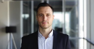 Resmi ceketli 40 yaşındaki profesyonel iş adamının ofiste yalnız poz verdiğinden emin bir şekilde gülümsüyor. Kurumsal lider, yetişkin yönetici yönetici kameraya bakıyor, yakın plan portre. İş dünyası