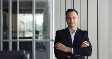 Ofiste kameraya poz veren mutlu iş adamı, iş hayatında parlak bir gelecek için umut dolu, profesyonel başarılar, başarılı satış artışı beklentisi, yenilikçi projeler, şirketin refahı