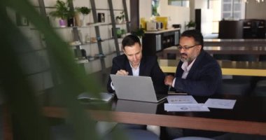 İki olgun işadamı fikir alışverişi, piyasa analizi, değerlendirme stratejisi, pazarlama planının geliştirilmesi, etkili ve verimli bir takım çalışması için çalışma ofisinde bir araya geldiler. Ortaklık, iş