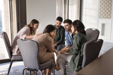 Çeşitli hastalar grup terapisi için toplanıyor, toplum desteği alıyor, sorunları tartışıyorlar. Çoklu etnik gruplar ağlayan Latin kadınları rahatlatıyor, empati kuruyor, çemberin içinde oturuyor.