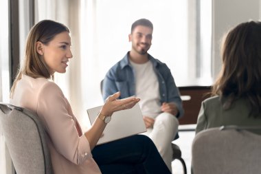 Pozitif genç Kafkasyalı yönetici kadın iş arkadaşlarıyla beyin fırtınası toplantısı yapıyor, iş arkadaşlarıyla konuşuyor. Bir grup profesyonel toplanmış, iş projesini tartışıyorlar.