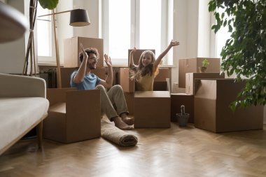 Neşeli baba yeni dairesinde kızıyla vakit geçirir, eşyalarının yanına oturur. Mutlu şirin kız kutudan fırlıyor, genç babasıyla oynuyor, eğleniyor, taşınma gününü kutluyor.