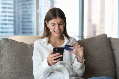 Sinirli banka müşterisi kadın çevrimiçi ödemeler, işlemler, engellenmiş kredi kartı, çevrimiçi uygulama, yazılım, akıllı telefon kullanarak sorun yaşıyor, endişe ile ekrana bakıyor