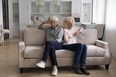 Kızgın, yaşlı, evli çift koltukta sırtı dokunuşlu oturuyor, görmezden geliyor, kürek çekiyor, kavga ediyor, ilişki sorunları yaşıyor, yanlış anlaşılmalar yaşıyor. Evlilik krizi, boşanma.