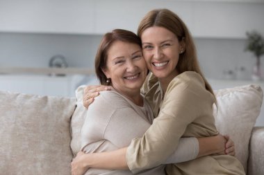 Mutlu olgun anne ve güzel kız çocuğu sevgi, şefkat, yakınlık, yakınlık, ilişki, buluşma, kameraya bakma, gülümseme, gülme. Aile fotoğrafı.