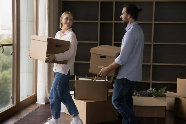 Занималась позитивной парой тысячелетий, разговаривала, смеялась, несла бумажные коробки, переезжала в новый дом. Покупка дома, аренда квартиры, переезд, концепция ремонта