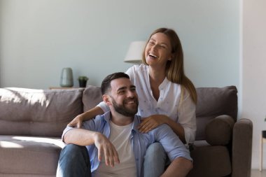 Mutlu çekici çift evde eğleniyor, konuşuyor, şakalara gülüyor. Neşeli karı koca sohbet ediyor, eğleniyor, sarılıyor. Evlilik, ilişkiler, aşk kavramı