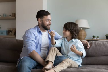 Mutlu bir baba oğluyla konuşur, çocuğu dinler, kanepede konuşan bir çocukla oturur, gülümser, destek olur, boş zamanların tadını çıkarır, ebeveyn olur, babalık yapar. Aile, ebeveynlik kavramı