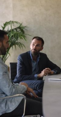 Ciddi bir iş adamı genç meslektaşlarına danışmanlık yapıyor, işyerindeki çalışanlarla konuşuyor, dinliyor, kafa sallıyor. Girişimci, hukuk danışmanlığına başvuruyor.