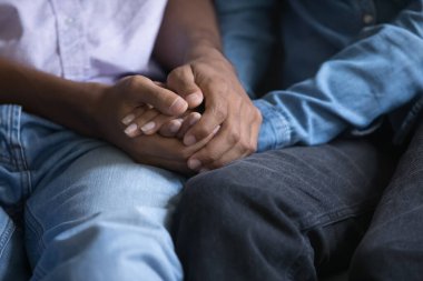 Genç Afrikalı sevgili çiftler el ele tutuşuyorlar. Zenci kız arkadaş ve erkek arkadaş destek, ilgi, yardım, şefkat veriyor. İlişkiler, arkadaşlık, romantizm kavramı