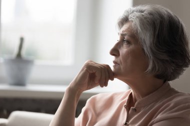 Hüsrana uğramış, olgun, kır saçlı, kötü haber üzerine düşünen, evinde oturan, depresif, yas tutan, kayıp, keder, sağlık sorunları, akli dengesizlik, kanser hastalıkları...