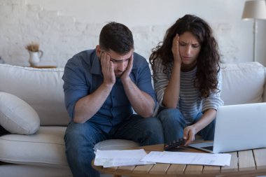 Endişeli çiftler, aşırı harcanan bütçeleri sayıyor, evrak işleriyle uğraşıyor, mali sorunları düşünüyor, yüksek mortgage, kira ücretleri, kötü kredi koşulları, iflas, tahliye ihbarı...