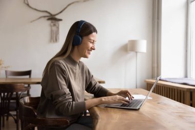 Sanal buluşma olayı, yeni bilgiler edinmek için ses kursu, yetenekleri geliştirmek. Genç kadın internet üzerinden çalışan veya eğitim platformunu kullanarak öğrenim gören kulaklık takıyor, başvuru yoluyla müşterilerle konuşuyor