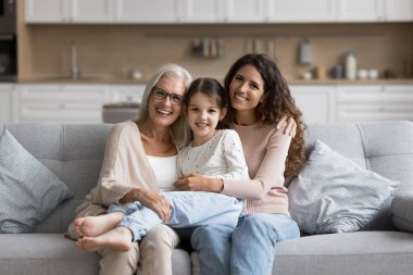 Kamera önünde rahat bir kanepede dinlenen üç kuşak aile kadınının portresi. Tatlı küçük kız, yaşlı büyükanne ve genç anneyle paha biçilemez vakit geçiriyor. Ties, aşkım.