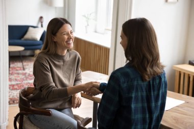 İki çekici iş kadını, iş arkadaşı, müvekkil ve müdür toplantılarını tamamlayarak saygılarını sundular. Ticari anlaşmanın imzalanması, anlaşmanın onaylanması, iş görüşmelerinin sonuçlandırılması