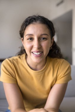 20 'li yaşlarda Latin bir kız video konferans odasında konuşuyor, kameraya dişlek gülümsemeli bakıyor, online sohbetten hoşlanıyor, internet iletişimi kuruyor.