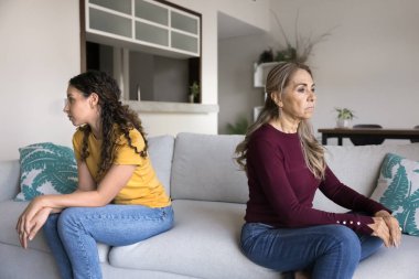 Olgun İspanyol bir anneyi gücendirdim ve genç bir kızı görmezden geldim. Kanepede ayrı oturdum. Zor bir çatışmadan sonra sessizliğimi korudum.