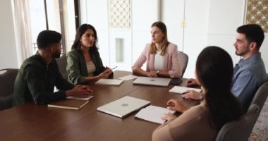 Proje için çözümleri tartışan, büyük masada konuşan, Latince konuşan kadınları dinleyen, kafa sallayan, takım çalışması için buluşan çeşitli iş arkadaşları ve kadın liderlerden oluşan çeşitli iş adamları.