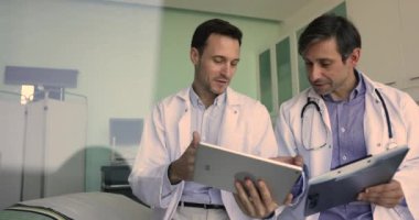 İki pratisyen hekim başı tartışma, tokalaşma, başarılı profesyonel işbirliği ve doktorlar arasındaki saygı jesti, anlaşmaya varma, hasta tanısı veya tedavi planı konusunda karşılıklı anlayış