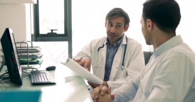 Olumlu bir terapist klinik hastasıyla konuşur, tokalaşır ve iyimser bir tahminle ziyaretini bitirir. Hasta profesyonel tıbbi tavsiye alıyor, el sıkışıyor pratisyen hekime saygılarını sunuyor