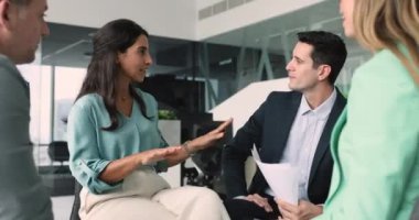 Neşeli Latin takım lideri kadın iş danışmanıyla gayri resmi toplantıda tokalaşıyor, gülümsüyor, yardım için teşekkür ediyor, danışmanlık, uzmanlık yapıyor, bir grup meslektaşıyla aynı yerde oturuyor.