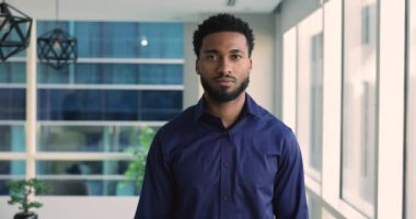 Modern ofiste kolları çapraz duran kendinden emin genç Afrikalı iş adamı. Profesyonel iş adamı CEO 'su gülümseyen portre. Finans kurumsal yönetiminde başarılı yönetici