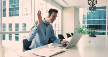 Ofiste dizüstü bilgisayar kullanan, müşteriyle sanal görüşme yapan bir iş adamı. Takım lideri uzaktan iletişim kuruyor, kulaklık takıyor, video konferans yoluyla finansal stratejilere danışmanlık yapıyor.