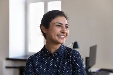 Mutlu Hintli kadın ofis çalışanı portresi. Şirket çalışanı, iş yerinde çalışan bin yıllık profesyonel bir işçi pozu verdi. Gülümsemesi, kariyer büyümesinden memnun olduğunu gösteriyor. Tanıtım konsepti