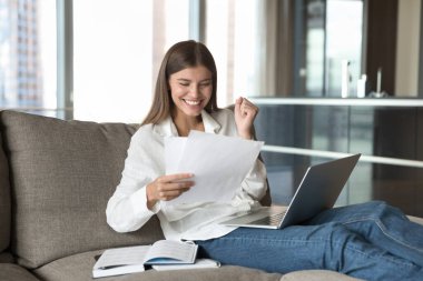 Heyecanlı kadın kanepe örtüsüne oturur, resmi bir belge alır, resmi bir anlaşma yapar, gazete okurken mutlu olur. Öğrenci sınavını geç, üniversiteye giriş, burs veya banka kredisi onayını kutla