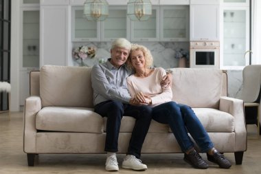 Mutlu, olgun, emekli bir çift evde sarılıyor, şık, rahat bir apartman dairesinde, el ele tutuşuyor, kameraya bakıyor, gülümsüyor, ilişkilerden keyif alıyor, emekli oluyor.