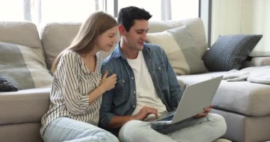 Mutlu Latin çiftin internette gezinmesi, birlikte dizüstü bilgisayarda sosyal medya, rezervasyon, alışveriş, evden sipariş verme, kablosuz teknoloji kullanımı, çevrimiçi iletişimden keyif alma