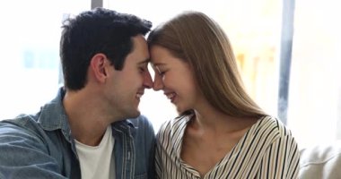 Mutlu tatlı İspanyol romantik çift burunlarıyla sarılıyor, konuşuyor, gülümsüyor, gülüyor, şefkat gösteriyor, sevgi gösteriyor, romantizmin tatlı anından zevk alıyor, evde keyif alıyor.