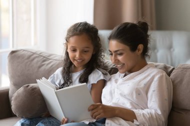 Neşeli nişanlı genç Hintli anne küçük kızına masal anlatıyor, çocuğuna kitap okumayı öğretiyor. Anne ve çocuk evdeki kanepede dinleniyor, keyfine bakıyor. Aile, edebiyat, annelik